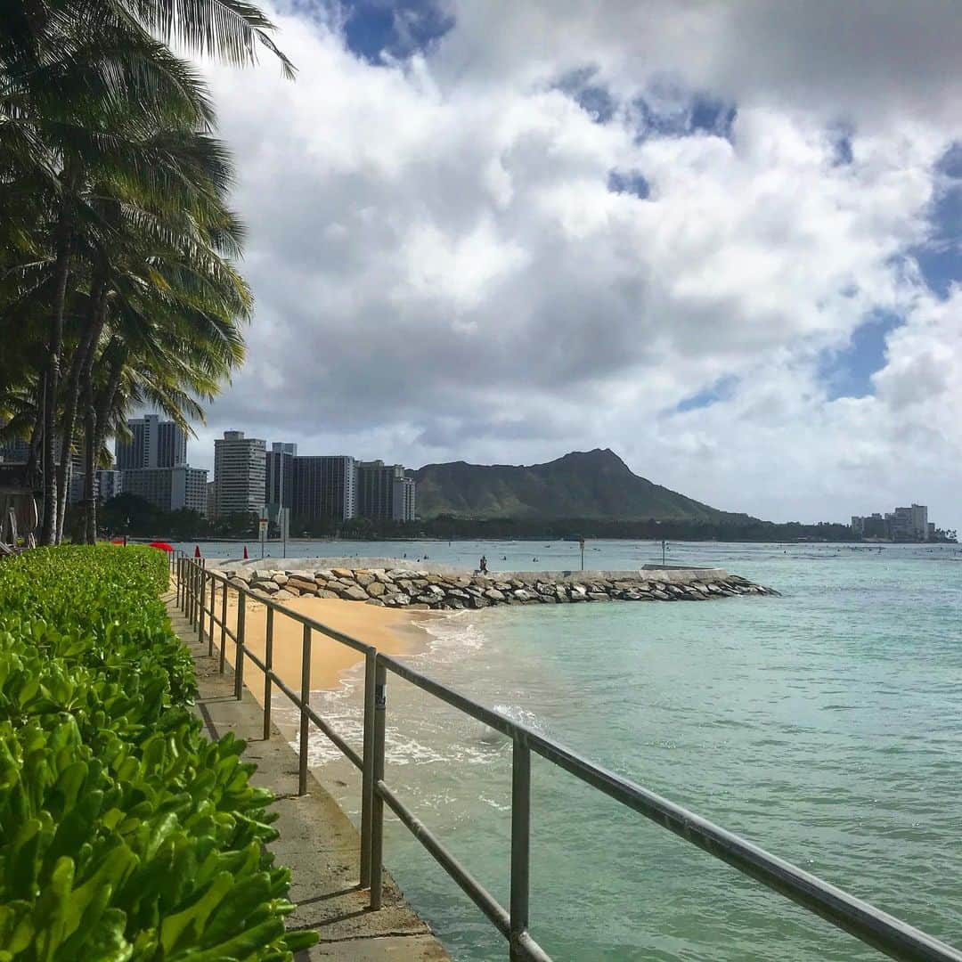 Kujira Clubさんのインスタグラム写真 - (Kujira ClubInstagram)「おはようございます！✨ダイヤモンドヘッドを背景に見る海はいつ見ても綺麗ですね。🤗ハワイの⤴︎エネルギーを少しでも皆さんにお届けできたらと思います。✨🏝🌺🌈😊  #ハワイ　#ハワイ好きな人と繋がりたい  #妄想ハワイ #ハワイの景色 #ハワイ旅行 #ハワイに行きたい #ハワイに来てね #海　#ダイヤモンドヘッド」1月28日 7時41分 - kujiraclub