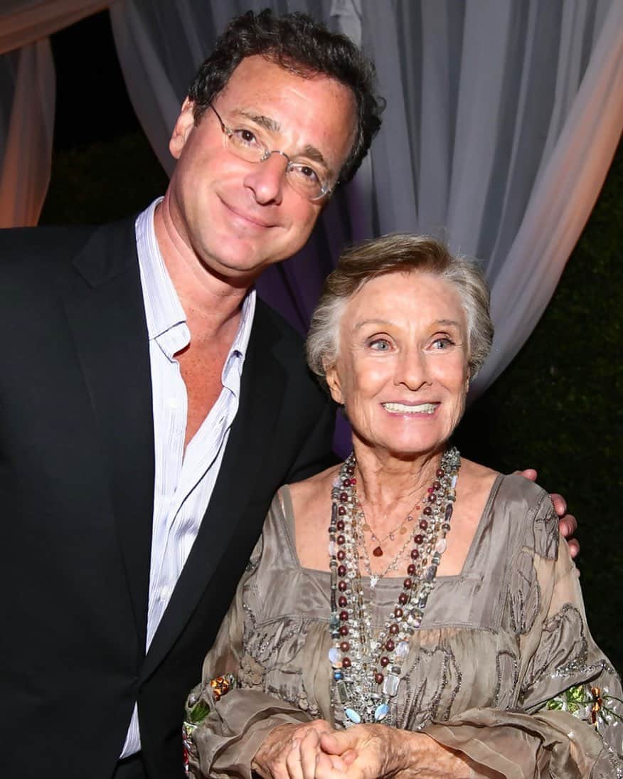 ボブ・サゲットのインスタグラム：「So sad over the loss of the brilliant Cloris Leachman. Beyond being an Academy award winner, her hilarious role in “Young Frankenstein,” and being “Phyllis,” on the Mary Tyler Moore Show and then her own show, I had the pleasure of being roasted by her on my Comedy Central Roast. That’s when she said, in only the way she could, “I’m not here to roast Bob Saget, I’m here to fuck John Stamos.”   So hilarious, so cool a person and such a gifted actress.  My deepest sympathies to her family, friends and loved ones. Which includes all of us who treasured her amazingness.   Rest In Peace, Dear Clorice.」