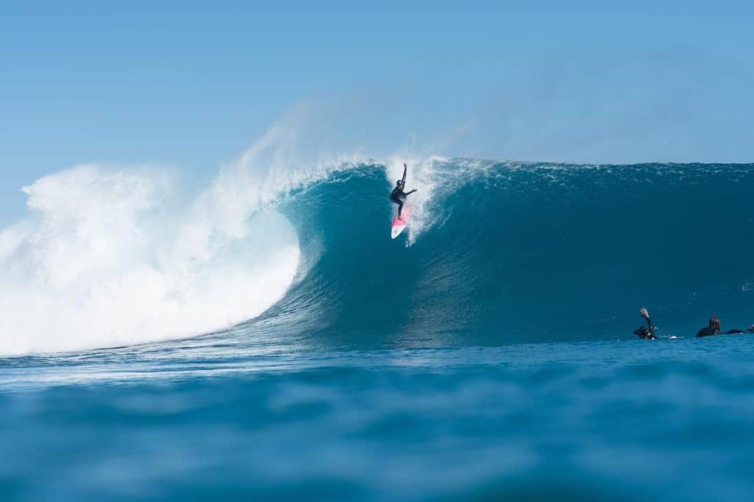 フェリシティー・パルマティアーのインスタグラム：「Dreaming of a wave like this again 🤤 @mayhemsurfboards_mattbiolos @lostaustralia @lostsurfboards  @creaturesofleisure photo by @_jackogrady_」