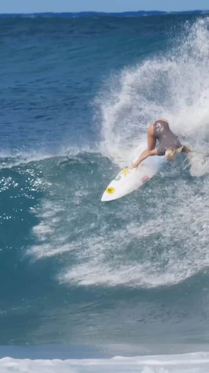 タティアナ・ウェストン・ウェブのインスタグラム：「2nd place overall for the digital @vanstriplecrownsurf. I wanted to thank @iconam for videoing me every session I tried to improve on my clips, @rosswilliamshawaii, @jesse_mendes @gregsworld & lastly @mahinamaeda @kidpeligro for all the support these amazing people gave me during this waiting period. There we’re definitely a few unexpected hurdles, and overall I grew as a person and learned plenty. I’m always grateful for the time spent on the North Shore improving as an athlete. I also wanted to thank you guys (my fans!!!) for voting for me as your favorite wave. Love you all ❤️😊 // 2º lugar geral para o digital @vanstriplecrownsurf.  Eu queria agradecer a @iconam por me filmar todas as sessões que tentei melhorar meus clipes, @rosswilliamshawaii, @jesse_mendes @gregsworld e, por último, @mahinamaeda & @kidpeligro por todo o apoio que eles me deram durante esse período de evento.  Definitivamente, existem alguns obstáculos inesperados e, no geral, cresci como pessoa e aprendi muito.  Sempre sou grata pelo tempo gasto no North Shore melhorando como atleta.  Eu também queria agradecer a vocês (meus fãs !!!) por votarem em mim como sua onda favorita.  Amo todos vocês🥰」