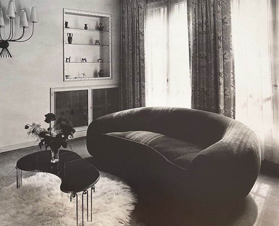 レベッカテイラーのインスタグラム：「Curve appeal. . . . Jean Royère, via @michaelbargo」