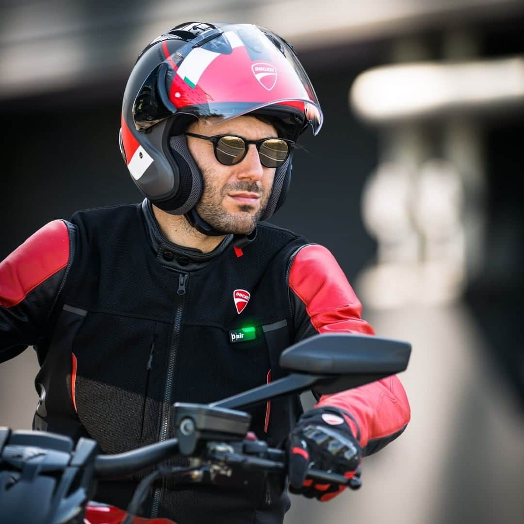 Ducati Japanさんのインスタグラム写真 - (Ducati JapanInstagram)「アライヘルメットのVZ-RAMをベースにDrudi Performanceがデザインしたオープンフェイス最新モデル Ｄ-Attitude。ディアベルからモンスターまで、街乗りからツーリングまで、オフトラックで活躍します。  詳細はプロフィール( @ducatijapan )のリンクよりドゥカティ ジャパンのサイトをご覧ください。  #ドゥカティいいじゃん #ドゥカティアパレル #ドゥカティヘルメット」1月28日 8時00分 - ducatijapan