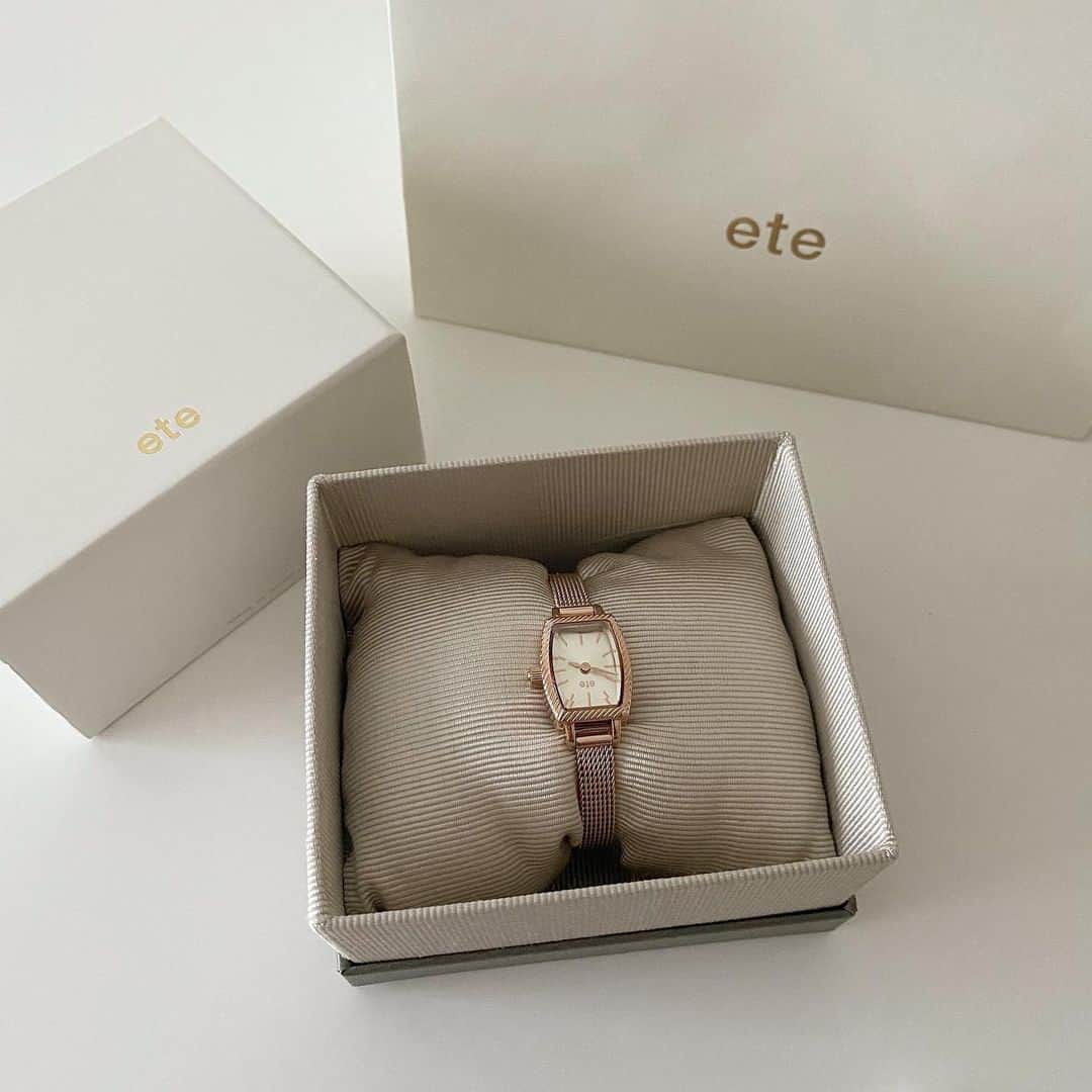 MERYさんのインスタグラム写真 - (MERYInstagram)「.⁣ 自分へのご褒美に、とっておきの腕時計はいかが？✨⁣ .⁣ 上質な腕時計は、レディに欠かせないアイテムの一つ。オトナ気分を高めてくれるような、素敵なものに出合ってみて。⁣ .⁣ ♡Information⁣ 1枚目：ete （エテ） @ete_official⁣ 2枚目：Olivia Burton（オリビア・バートン） @oliviaburtonjapan⁣ 3枚目：KLON（クローン） @klon_klon_klon⁣ .⁣ MERYでは他にも「かわいい」に近づくさまざまな情報を発信しています。⁣ @mery.beauty コスメ・美容に特化した情報をお届け♡⁣ @mery_spot 話題のカフェやお出かけスポットをご紹介！⁣ こちらもぜひチェックしてみてください！⁣ .⁣ .⁣ photo by @malno___o0 @natyu_moon @hiii_7no_s⁣ .⁣ #MERY #regram #instagram #instafashion #fashion #ootd #coordinate #klon #ilbisonte #ete #데일리룩 #옷스타그램 #오오티디  #腕時計 #エテ #イルビゾンテ #クローン #自分へのご褒美 #自分へのプレゼント #お年玉 #クリスマスプレゼント #誕生日プレゼント #プレゼント #記念日プレゼント #今日のコーデ #今日の服 #お洒落 #お洒落さんと繋がりたい #MERY女子 #メリー」1月28日 8時00分 - mery.jp