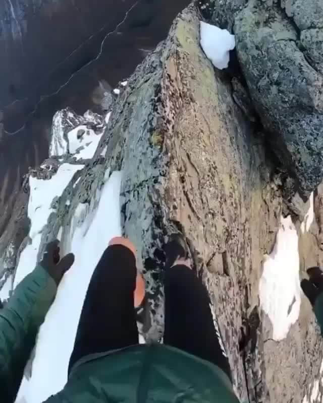 2.8 Milllon CAKESTERS!のインスタグラム：「Does anybody else hike like this? 👀⁠ ⁠ 📽 @kilianjornet⁠ 📍 Dronninga, Trollstigen, Romsdal, Norway」