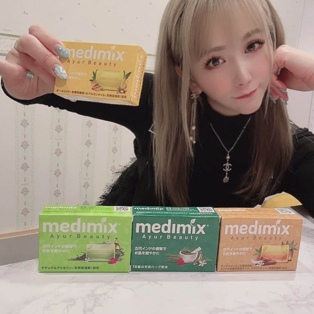 manamiのインスタグラム：「🧼 ・ ・ 香りを楽しむバスタイム🛁 お気に入りの「medimix」アロマソープ🧼 アーユルヴェーダの智慧から忠実に選ばれた、 お肌を健やかにする天然ハーブと天然オイルを 成分としています。 海外土産で大人気のまだ日本に上陸したばかりの ソープで香りは4種類✨ 全身に使えてどれもオーガニックオイルが 使用されています🥰✨ ・ ・ 🧼グリーン 🧼フレッシュグリーン 🧼オレンジ 🧼ゴールド ・ ・ 簡単にふわふわな泡がたくさんできて、 バスルームに広がるハーブの香りに毎日癒されます🥰 価格も300円と安いからガンガン使えるよ🤗 石鹸好きさんや、アロマの香り好きな方におすすめ💕 ・ 全国のイトーヨーカドーや 大型ショッピングモールでも展開中ですよ🌟 ・ ・ @medimix_jp @narrow_official  #medimix  #medimixイメージモデル  #メディミックス #メディミックス石鹸 #アーユルヴェーダ #スキンケア #石鹸 #美容 #オーガニック #オーガニックソープ #オーガニックコスメ #アロマオイル #アロマソープ #インドの香り #バスルーム #ayurveda #アラフォーママ #美容垢さんと繋がりたい #アーユルヴェーダ石鹸 #woomy #ウーミーpr #pr」