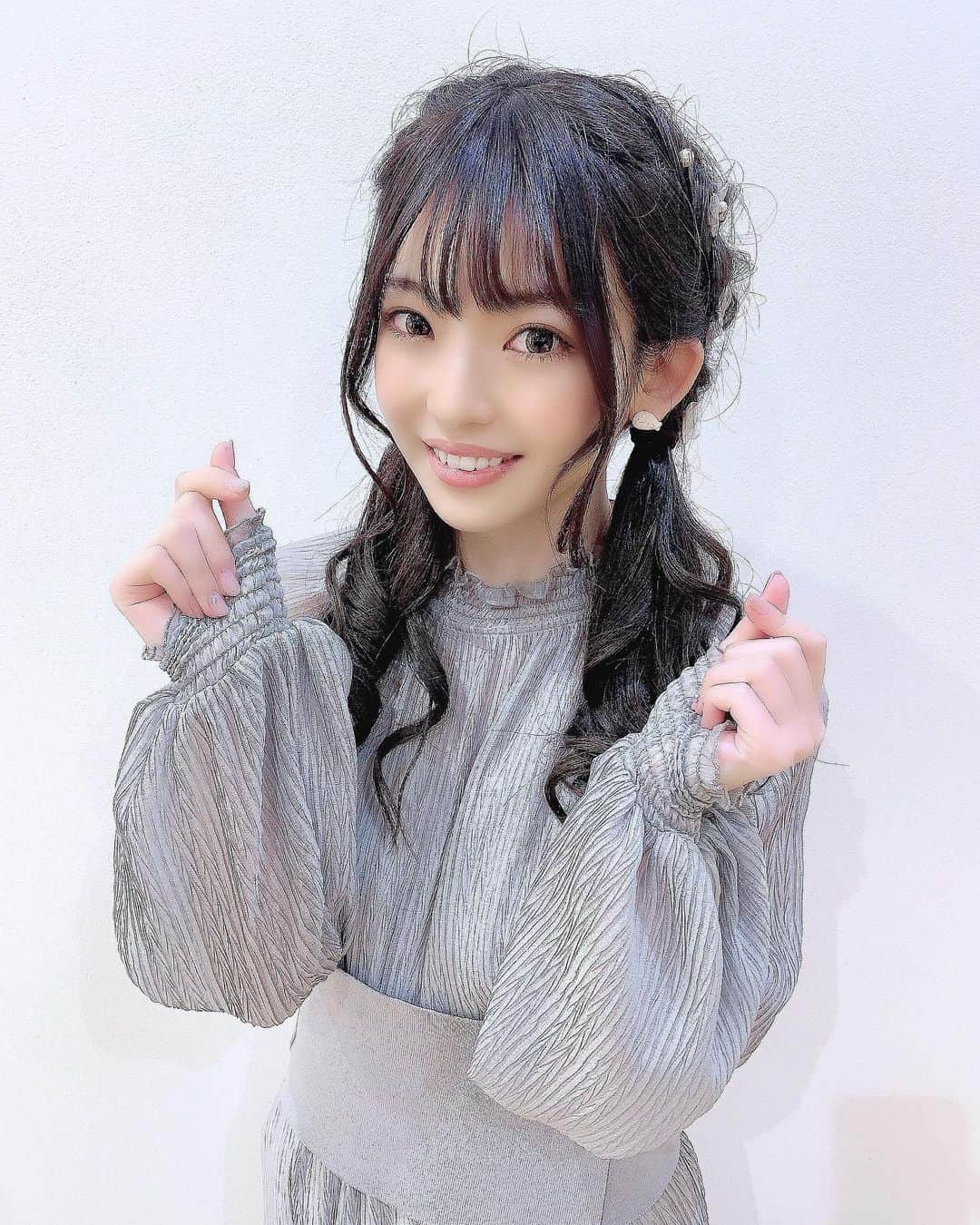 のインスタグラム：「昨日で、20歳になりました✨  自分へのプレゼントとして ハートのネックレスを買いました🎁 見た瞬間に、運命だと思うくらい可愛かった...。  さらに昨日の夜、お酒を飲みました！ 不思議な味でびっくり。 これがお酒なのか…🤔💭 二日酔い？は大丈夫そうです！  大人への第1歩👣👣」