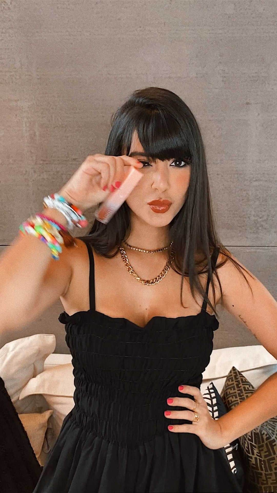 Gabriela Salesのインスタグラム：「Achoooo que o jogo vidrou, não é meixmooo? Kkkk Lacrinhas, a @quemdisseberenice acabou de lançar una coleção com batons poderosíssimos, a “Vidrado em VC”! São 4 cores com efeito espelhado, tipo gloss, sabe? Só que não é grudento. A fórmula tem óleo de uva e vitamina E que são super hidratantes, antioxidantes e deixam esse aspecto mais molhadinho e emoliente. Beleza + tratamento juntinhos! Uhuull! Eu simplesmente AMEI 😍! Quem já testou? *publi」