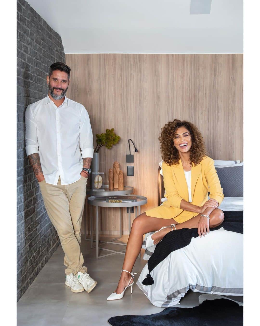 ジュリアナ・パエスのインスタグラム：「Genteeee, resolvi mostrar para vocês esse novo cantinho xodó, na minha casa. Se eu quero ficar quieta, venho pra cá! Se quero espantar os males dançando, venho pra cá! Se quero exorcizar e socar e bater... muay thai é aqui tbm! Foi um grande desafio conceber ele durante a pandemia. Varias vezes e por diversos motivos diferentes foi preciso interromper a obra. Eu podia ter escolhido divulgar de mil maneiras, mas quis dividir aqui a gratidão...queria deixar registrado, meu muito obrigado para essa equipe que fez tudo para concluirmos do jeitinho que eu queria. Mão de obra e serviço bons, comprometimento, profissionalismo merecem ser enaltecidos e é um orgulho ter vcs como parceiros! Prontos pros próximos projetos? Arquiteto: @fabiobouilletarquitetura  Marcenaria: @versatilmarcenaria  Pisos e revestimentos: @santasofiarevestimentos  Móveis: @liderinteriores  Automação: @highend_automation  📸 @mca_estudio」