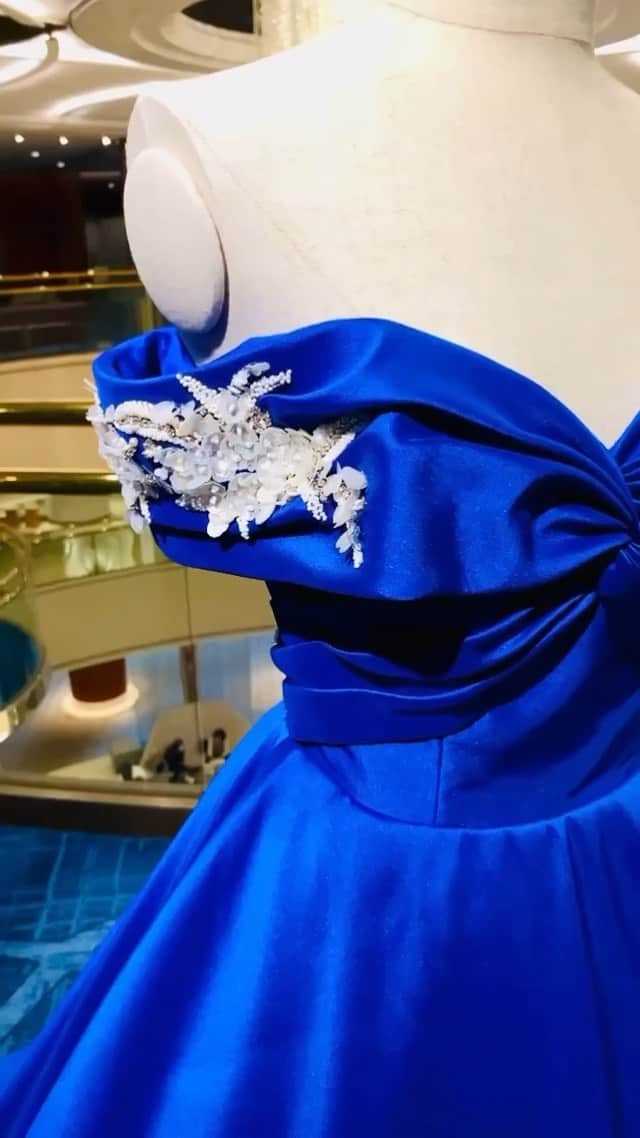 スイスホテルロマンスのインスタグラム：「目の覚めるようなブルードレス。胸元のリボン形ドレープとシルバーアクセサリーがサイドにあって可愛らしくもあり上品なドレス。 @authentique_osaka  @authentique_weddingdress  光輝く水辺をイメージしたジャガード生地のドレス。シンプルなシルエットで高級感漂う大人ウエディングへ向けた#カラードレス  #オーセンティック  #オーセンティック大阪  #ウエディングドレス  #スイスホテル花嫁  #スイスホテル南海大阪  #スイスホテルウエディング  #スイスホテルロマンス  #大阪結婚式  #ホテルウエディング  #ホテル婚  #なんば  #なんば駅  #authentic  #weddingdress  #swissotelnankaiosaka  #swissotelwedding  #swissotelromance  #osakawedding  #wedding  #hotelwedding  #swisshospitality  #osaka  #osakajapan」