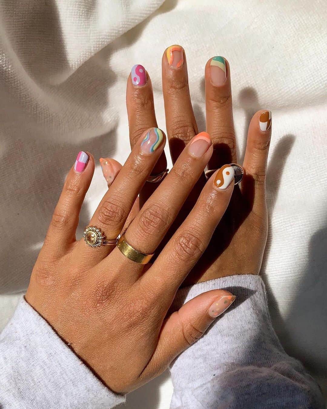 WHO WHAT WEARさんのインスタグラム写真 - (WHO WHAT WEARInstagram)「A '90s-inspired manicure is always a vibe. If you're looking to return to the era of Lisa Frank, Clueless, and Nirvana, tap the link in bio for 10 cool '90s nail trends we'd happily wear today. photos: @rosiehw, @evemeetswest, @betina_goldstein」1月28日 8時09分 - whowhatwear