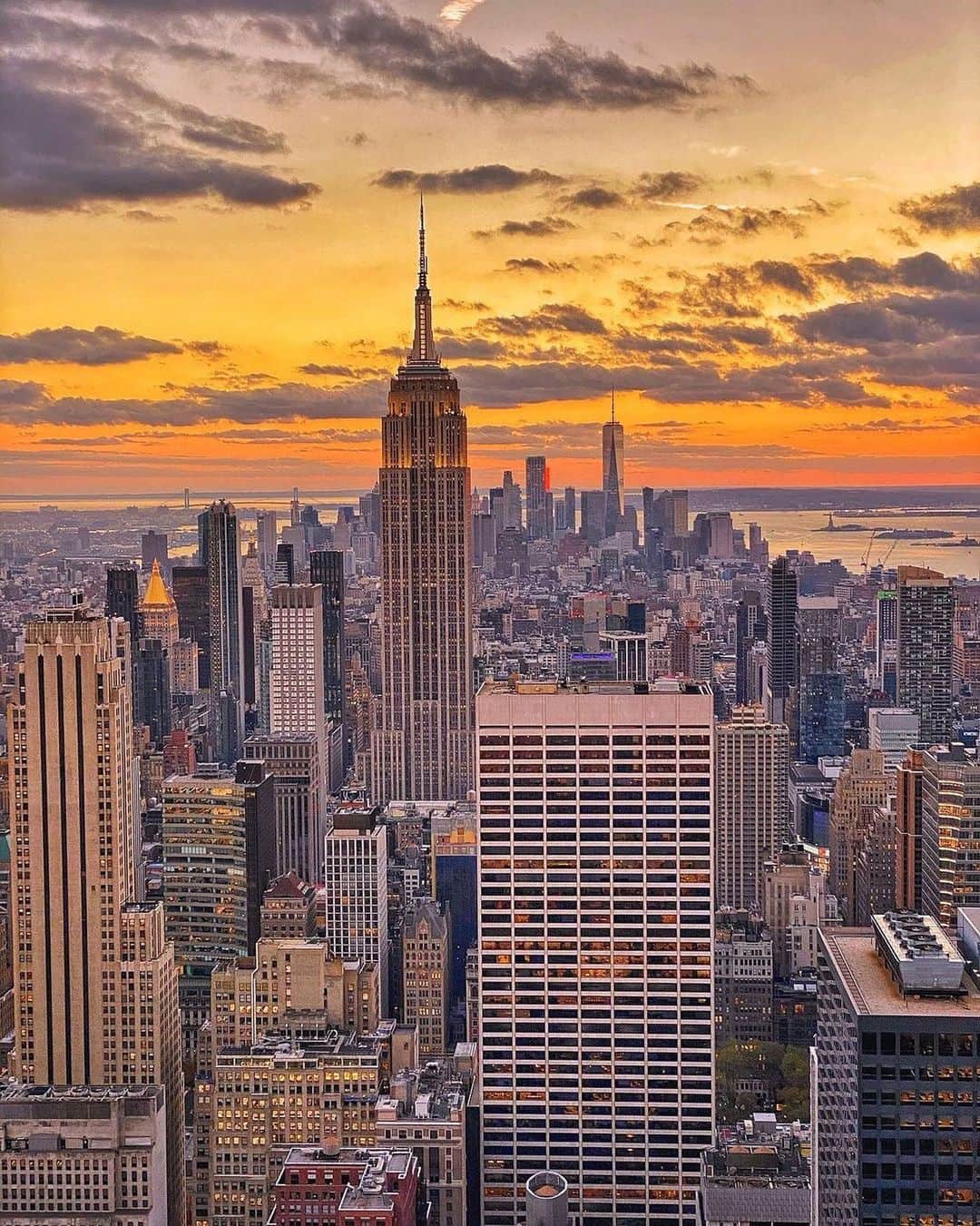 Empire State Buildingのインスタグラム：「Fan of NYC? Follow us for more pics! 😍@empirestatebldg  ⠀⠀⠀⠀⠀⠀⠀⠀⠀ 📷: @lucasgarzonf #EmpireStateBuilding」