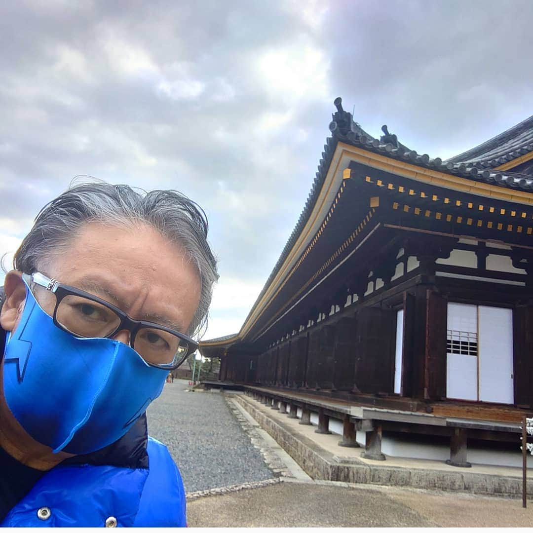 五十嵐一誠さんのインスタグラム写真 - (五十嵐一誠Instagram)「三十三間堂  京都で僕が一番好きなお寺です  何回来たかはわからないくらい だけど ここに来て 荘厳な1000体の仏像を見ると 心が洗われて清浄化するような気がします  新たな気持ちで生きて行けるようなね  毎年伏見稲荷さんにお参りに来ると この三十三間堂も寄りますよ  まだ行ったことのない人は 是非行ってみてください  ここも 今だかってない ほとんど誰もいない状態でした 自分の目で見ないと真実はわからない  僕が感じた感想ですけど 京都がこんなに衰退してるのが おそらく 他の観光地と同じように 日本の今なんだと思います  それを政治家たちはわかってるのかな  わかってたら銀座行かないか」1月28日 8時19分 - superdentist5