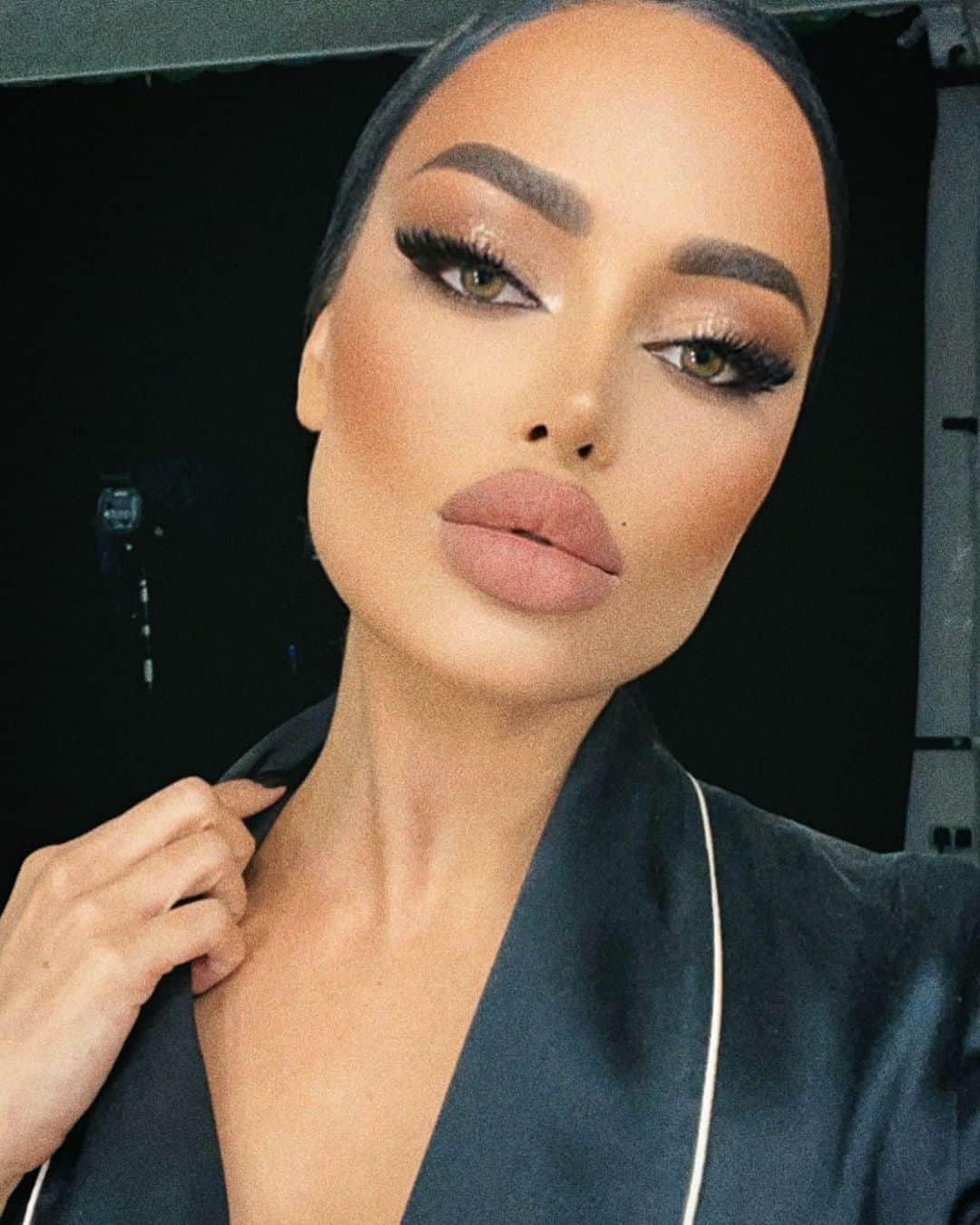 Nita Kuzminaのインスタグラム：「Пустое вы сердечным ты Она, обмолвясь, заменила И все счастливые мечты В душе влюбленной возбудила. Пред ней задумчиво стою, Свести очей с нее нет силы; И говорю ей: как вы милы! И мыслю: как тебя люблю! (А.С.Пушкин)🥀 ___ Muah: @kris.semak」