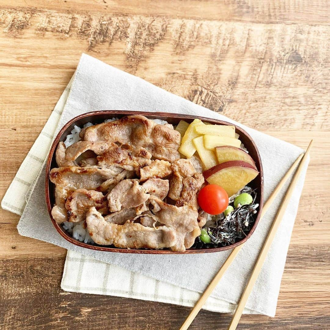 金子あきこのインスタグラム：「#お弁当 ♪ #豚肉の生姜焼き #はとやうりの金平 #さつま芋のの甘煮 #ひじきと枝豆のマヨ味噌和え ・ ・ ・ 毎日があっという間… 日々を丁寧な暮らしを心がけたい♡ ・ ・ ・ #男子弁当#高校生弁当#男子ママ#食べ盛り#米食#成長期#残り物#リメイクおかず#作り置き#取り置きおかず#弁当#健康#食物繊維#塩麹#発酵食品#腸内環境#美容#風邪予防#免疫力#ダイエット#管理栄養士#節約美容料理研究家#aricofood#金子あきこ#船橋」