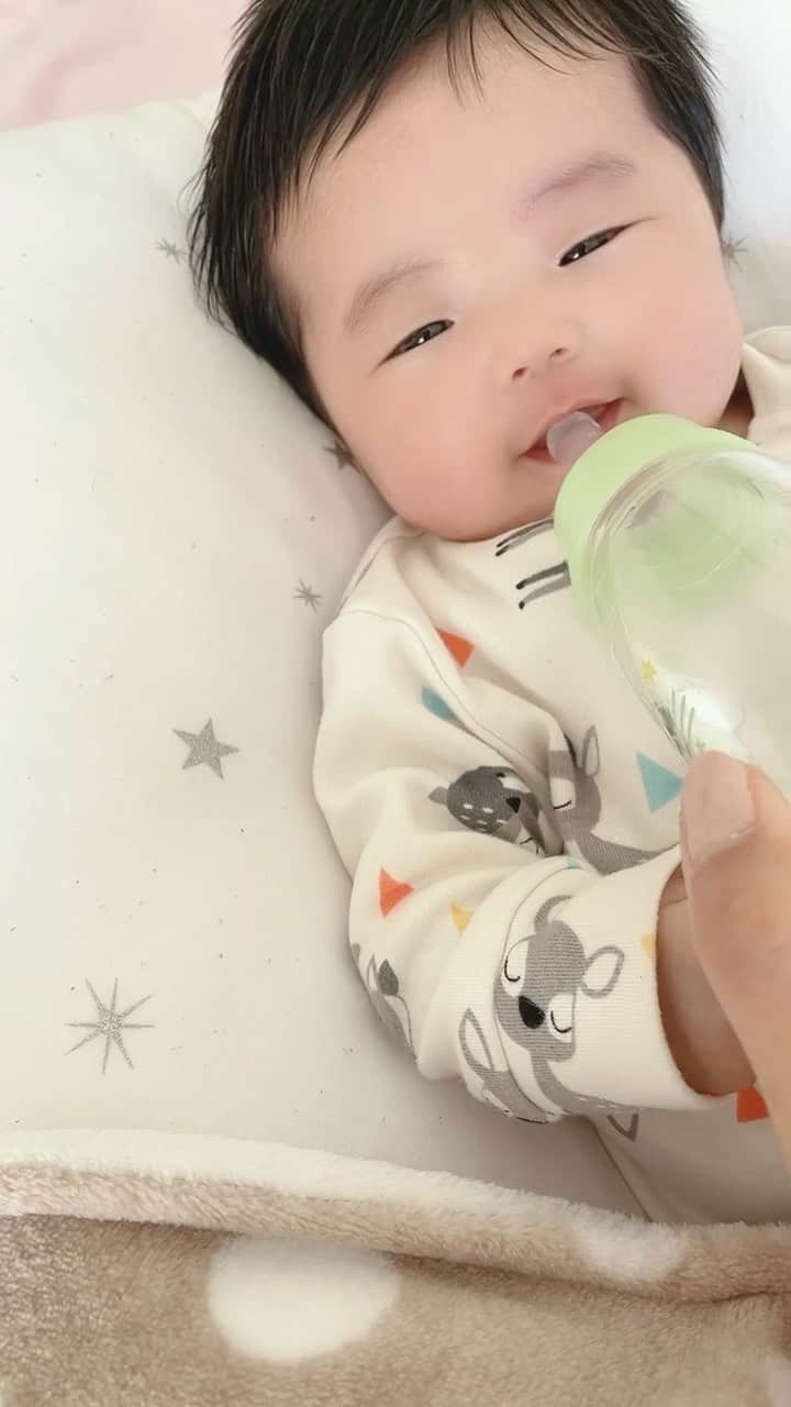 三佐和あやのインスタグラム：「ぱくちゃん 表情が出てきました😍声を出して笑ってくれるのは いつごろだろう〜天使さん👼  #ベビー服 #babygirl #baby #ベビフル#子育てグラム#成長記録#親バカ部﻿ ﻿ #月齢フォト  #スマイル育児 #育児日記 #ママリ #赤ちゃん #ベビフル #ベビー #ベビスタグラム #親バカ部 #親バカ #親バカ部ig_baby #令和2年ベビー #1month #2month #2months #dadway_nuna_happy #baby_happy_a」