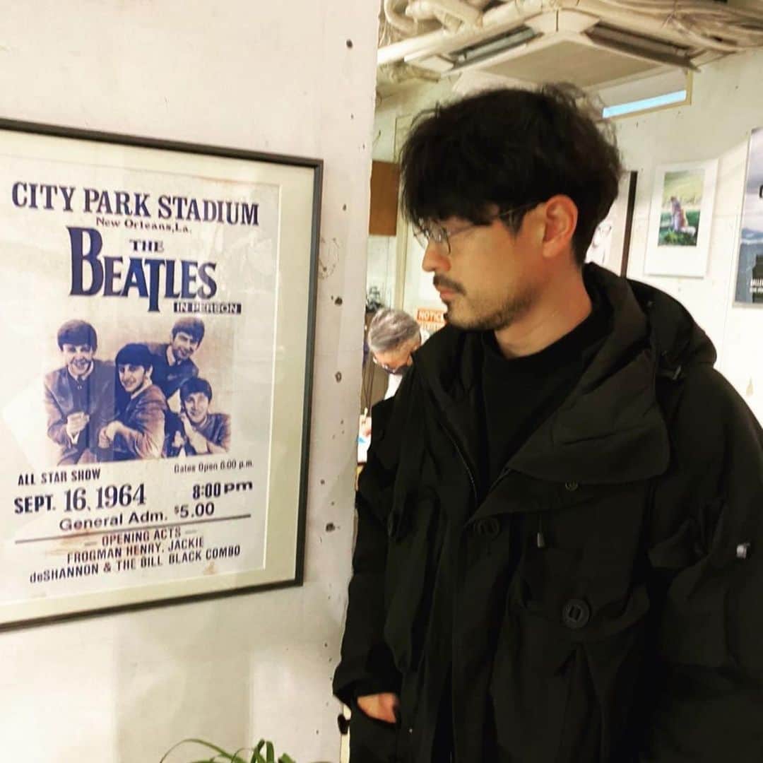 のインスタグラム：「ありがとうございました！ #repost @keita.suzuki.official ・・・ 眼鏡👓  新調しました。 伊達眼鏡じゃないよ。  凄く目が悪いので、牛乳瓶の底になるのが嫌で断然コンタクトでしたが、これからは目のためにも少し時間を減らそうかなと思います。  後ろ髪が跳ねているのは… 特に理由ありません😅」