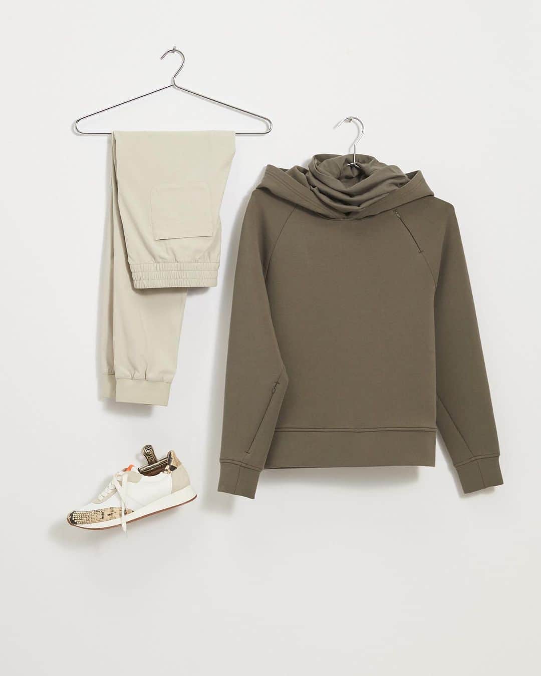 Banana Republic のインスタグラム：「Fill in the blank. The essential look for _________________?  Let us know in the comments below. #BRStandard」