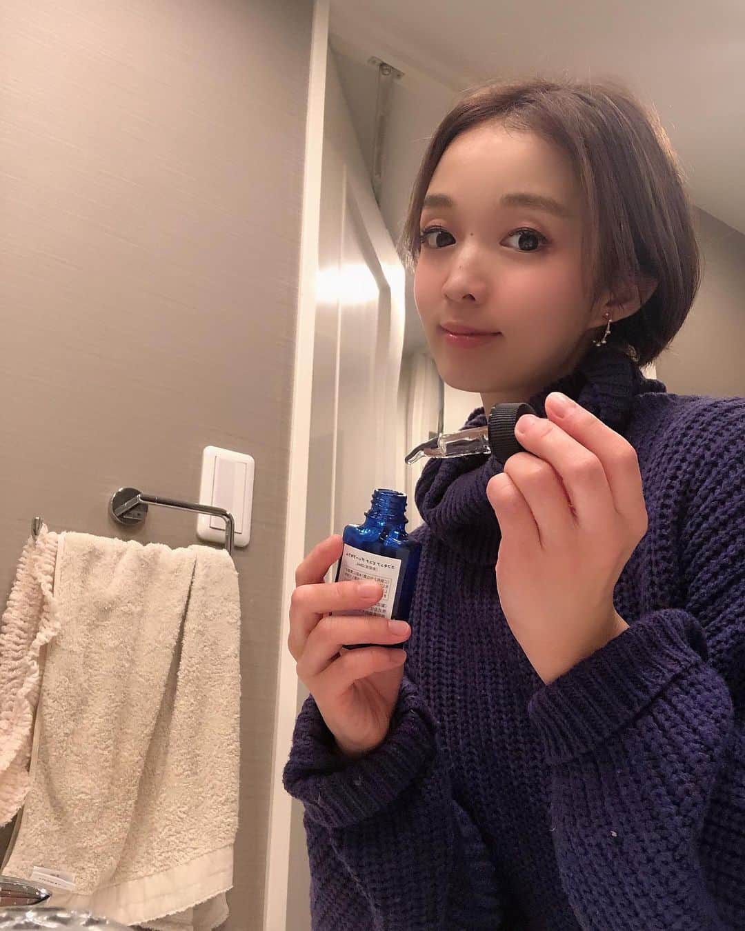 のインスタグラム：「シリーズ130万本突破 エフキュアピエナ　ディープセラム  特濃美容液なので、すんごい濃密トロトロ美容液！ この冬、本当に乾燥するから、もう待ってました‼️  ・水を使わない ・100種類の美容成分を贅沢配合 ・ヒアルロン酸を超える保湿力の「フコイダン」を使用 ・特別な酵母「アクアライザーⅡ」を使用  美容オタクにはたまらん🥺❤️  初回限定62%OFFの「素肌美人応援コース」もあるので、ぜひストーリーからURLもチェックしてみてね❣️  #エフキュアピエナ #エフキュアピエナディープセラム #特濃美容液  #美容液 #sponsored #castme  #pr #敏感肌スキンケア #産後スキンケア #敏感肌 #大人のエイジングケア #美容 #美容オタク #美容好きな人と繋がりたい #美容オタクさんと繋がりたい #読者モデル #読モ #産後11ヶ月 #ママさんと繋がりたい #男の子ママと繋がりたい #プレママさんと繋がりたい #フォロワー募集中　 #コスメレビュー #コスメレポ #おすすめコスメ #おすすめスキンケア  #アラサースキンケア」