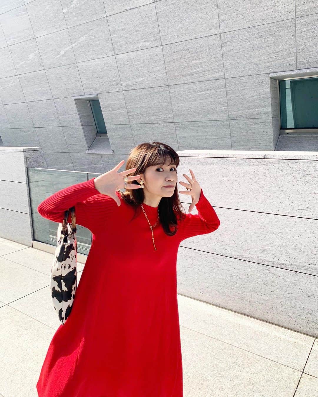 のインスタグラム：「赤ワンピの日。  昔から赤ニットはすごい惹かれる❤️  @unik_2018  丈はロングじゃないけどなんか絶妙に好きな長さ！  タイトワンピにみえるけどフレアになってるから、尻デカも目立ちません😏笑  つぎは赤鬼役のときにまた着ようかしら👹← 今年は節分は2/2らしいぜ？  ＊  #unik#ユニック#赤ニット#赤ワンピース#ニットワンピース#シンプルコーデ#シンプルカジュアル#大人カジュアル#きれいめカジュアル#ママコーデ#ママファッション#mamagirl#美的クラブ#男の子ママ#東京ママ#お洒落さんと繋がりたい」