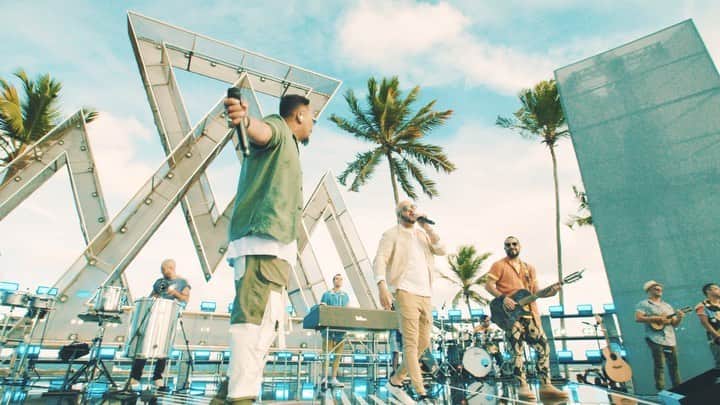 Sorriso Marotoのインスタグラム：「Parece que essa mistura Sorriso Maroto + @belo deu certo, hein? Já são 6 milhões de visualizações no clipe do YouTube, graças ao carinho de vocês!   Esse é nosso maior termômetro de que a nossa música tocou seu coração aí do outro lado. Estamos contando os segundos pra ouvir vocês cantando ela com a gente nos shows. ❤️🙌🏾」