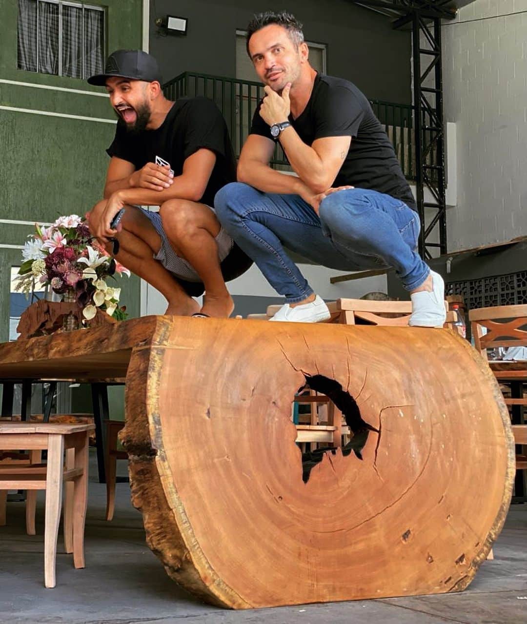 アレッサンドロ・ローザ・ヴィエイラのインスタグラム：「Olha alegria desse cara @othiagoventura ao ganhar uma mesa da @madeirissima.decor 🪵😂✅❤️   Olha aí @luizbrito82 -」