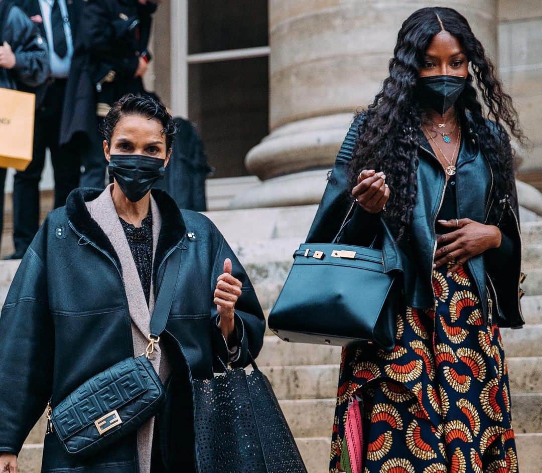 Vogueさんのインスタグラム写真 - (VogueInstagram)「Couture week may be happening virtually, but @styledumonde's Acielle is having no trouble finding people to photograph in the City of Light. Fashion Week or not, the photos are a lesson in smart layering and braving the chill, with XXL puffers, statement shearlings, and faux-fur scarves.   Tap the link in our bio to see all our favorite street style moments from the couture shows in Paris. Photographed by @styledumonde」1月28日 8時32分 - voguemagazine