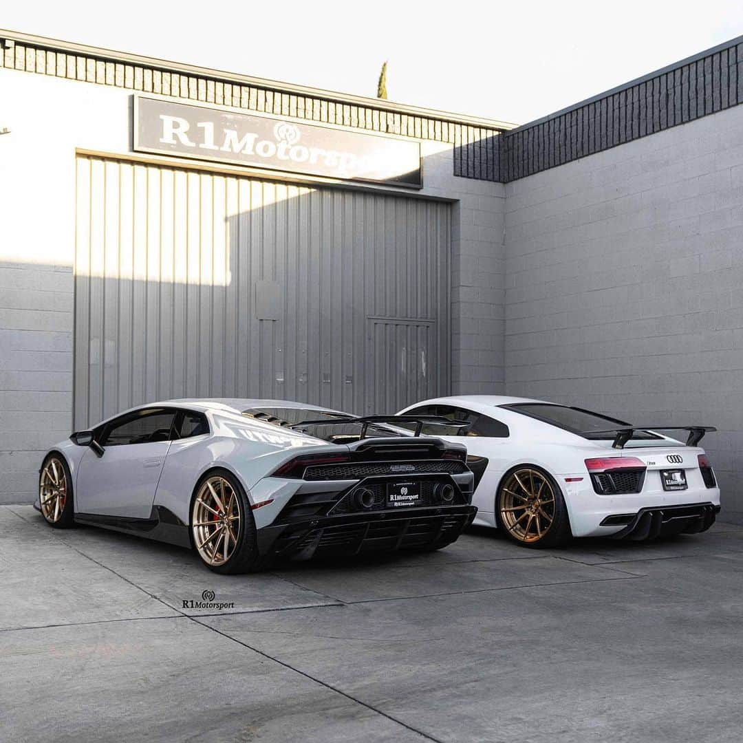Kik:SoLeimanRTさんのインスタグラム写真 - (Kik:SoLeimanRTInstagram)「@r1motorsport  If you had to choose a daily, which V10 would it be? Lamborghini or Audi? 👈🏻 or 👉🏻? #R1Motorsport」1月28日 8時32分 - carinstagram
