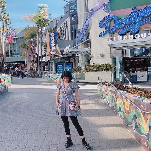 のインスタグラム：「この前、ユニバーサルスタジオ行ったよ！パークは閉まってるけど、お店は開いてた！ 早くオープンして欲しいなー。まだ行ったことないんだよな😊  I went to Universal Studios in California a few days ago!Actually, the park was closed but the stores were open!! I can’t wait reopen ❤️I've never been inside the park before.   📍#universalstudios  #unistudios  〔Los Angeles USA〕」