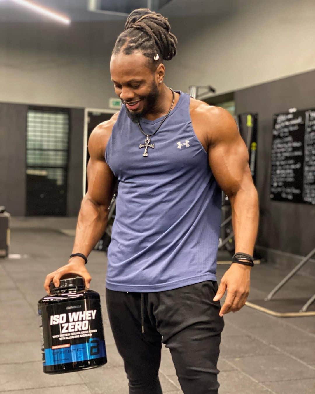 Ulissesworldさんのインスタグラム写真 - (UlissesworldInstagram)「Great Biceps workout tonight. 💪🏾 🏋🏾‍♀️ Now it’s time to recover with my best protein of choice ISO Whey Zero by @biotechusa I cannot stress the importance of your protein supplement 👇  ISO Whey Zero contains Native Whey Isolate which is produced directly from fresh milk which comes from free-range and grass-fed cows🐄, so it is free from antibiotics and synthetic hormones.🌿  The pasteurisation of the milk is followed by micro and ultra filtration at low temperatures. Due to this unique procedure, the protein structure is preserved in its fullest form. 🧬  Thanks to the Native Whey Isolate basic ingredient this product has an extremely high content of very pure protein and they are free from lactose, gluten and added sugar.🥛  It is the perfect choice for those who exercise regularly, but it's also a great alternative for dieting. ISO Whey Zero has the perfect combination of protein and aminos for my daily consumption. I recommend 1 to 2 shakes a day along with 3 healthy meals 🏋🏾‍♀️💪🏾👊🏾  #BioTechUSA #TheFeelingOfSuccess #sportnutrition #isowheyzero #protein #nativewheyisolate #nativewheyprotein #bodybuilding #beastmode  #gymspiration #gymgoals #nutrition #ulissesworld」1月28日 8時41分 - ulissesworld