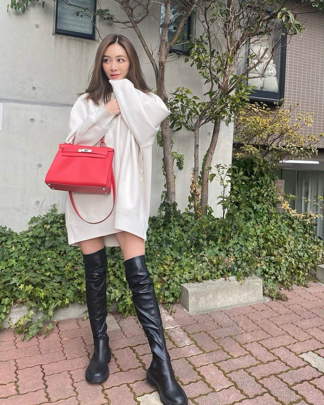 のインスタグラム：「You can never go wrong with a full on head to toe Zara outfit plus a Kelly bag  #ootd #今日のコーデ #zara #プチプラコーデ #ママコーデ  #kelly28 #kellybag #rougedecoeur #ルージュドゥクール　#サイハイブーツ #ブーツコーデ」