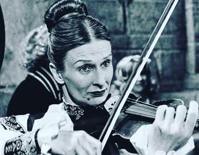 エディ・マクリントックのインスタグラム：「Years ago, @MrCraigBierko and I did a pilot with #ClorisLeachman. She re-enacted all our favorite lines from “Young Frankenstein” and “High Anxiety.” Then, one day during rehearsal, she mooned us all. Amazing. I’ll never forget it, or her.  Rest In Peace, Legend   #ripclorisleachman」