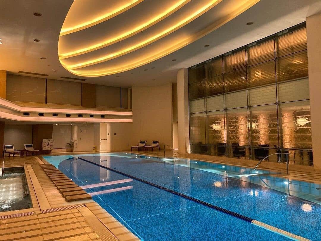 のインスタグラム：「Our 20-metre-long swimming pool at @thepeninsulatokyo is the ideal spot to tackle any new year fitness goals. It’s also pretty perfect for a dip, if that’s more your speed. 📷 kewxyz124⁣ ⁣ ⁣ ⁣ ⁣ ⁣ #peninsulahotels #luxuryhotelexperience #luxuryexperience #fivestarservice #fivestarhotel #tokyo #staycation #peninsulatokyo #thepeninsulatokyo」