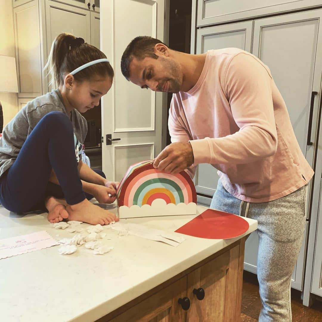 エリック・デッカーのインスタグラム：「Arts and crafts with my princess! #girldad #mambamentality」