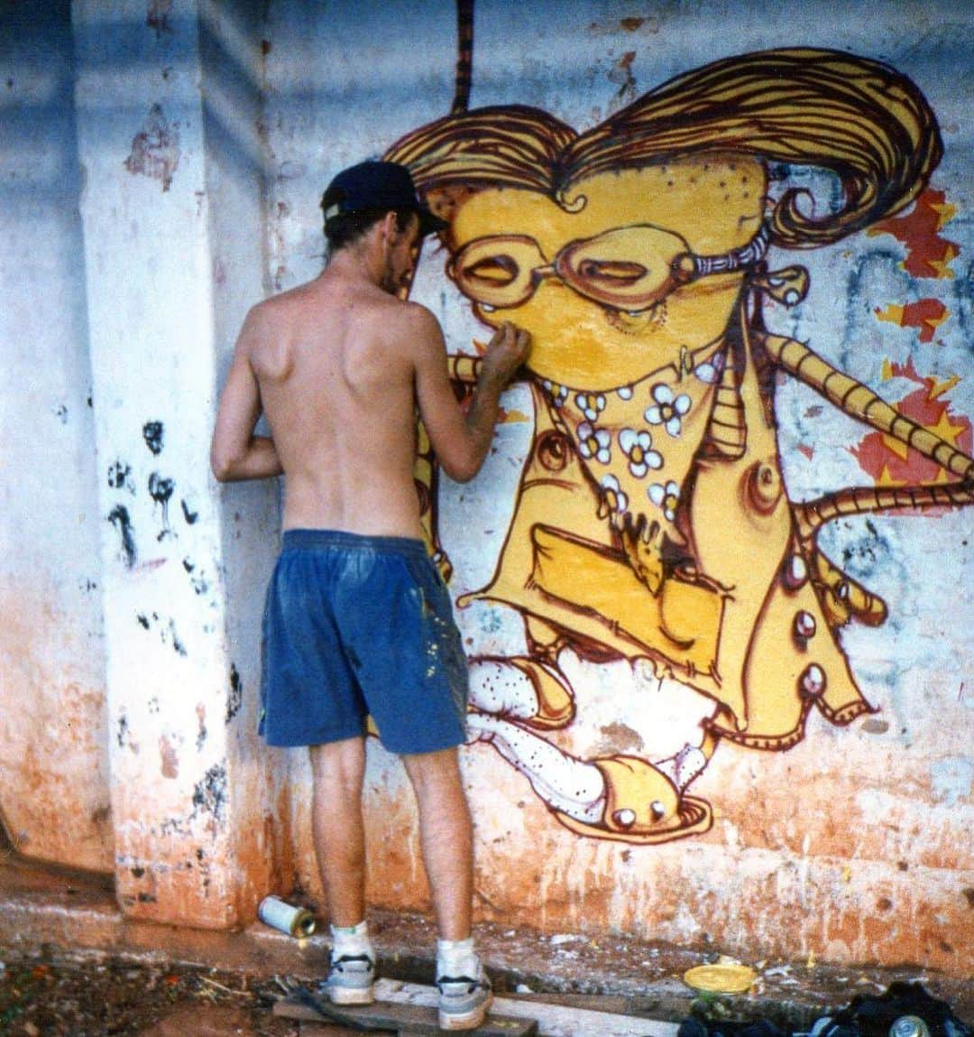 osgemeosさんのインスタグラム写真 - (osgemeosInstagram)「1990s #sjosedoriopreto descobrindo a cidade #graffiti #osgemeos #ESTILO é tudo.. foto: @pecks_asl」1月28日 9時02分 - osgemeos