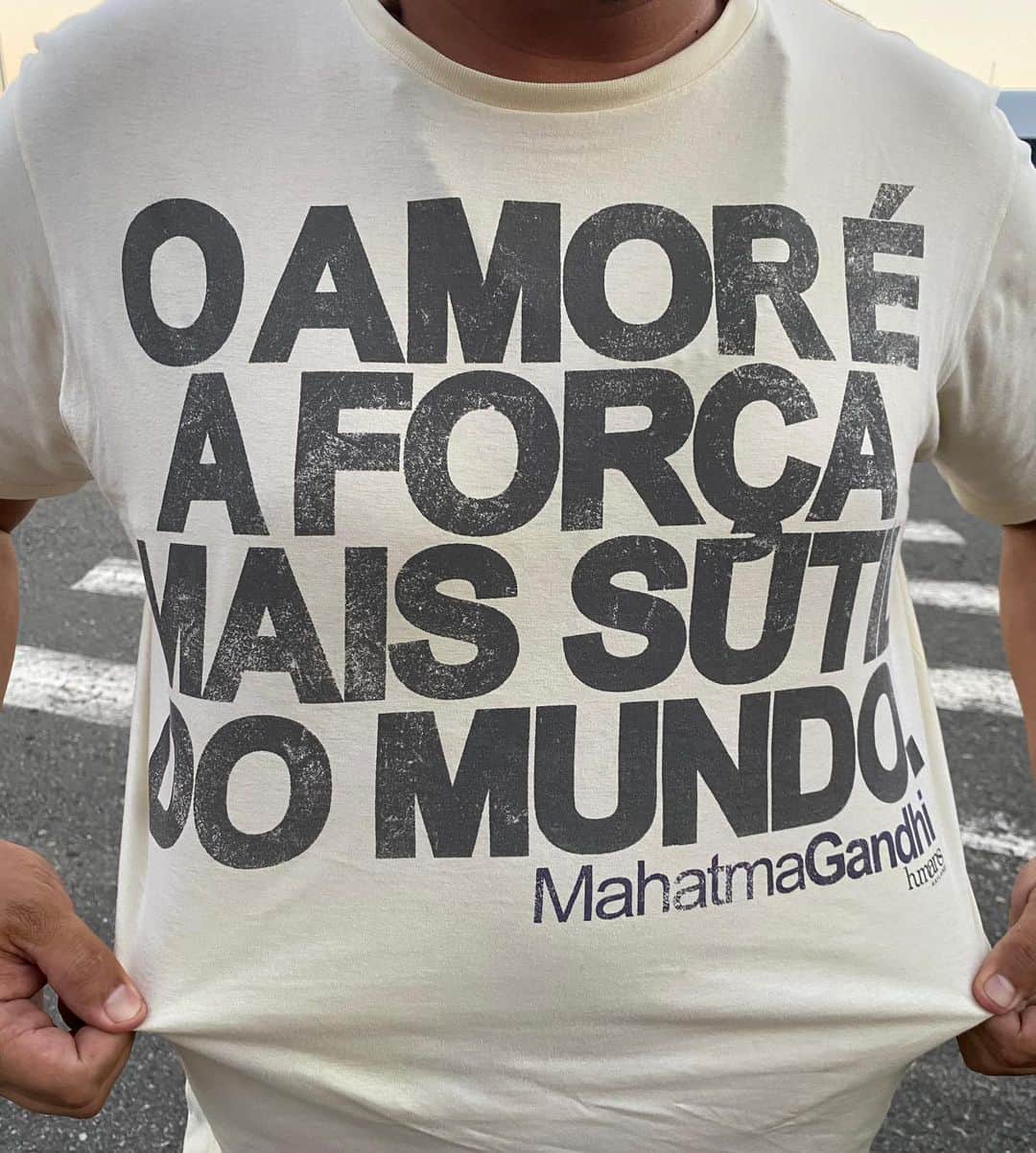 のインスタグラム：「de acordo com #Gandhi e a camiseta do meu Uber dia desses ❤️ quem concorda? #frasesemlugares」