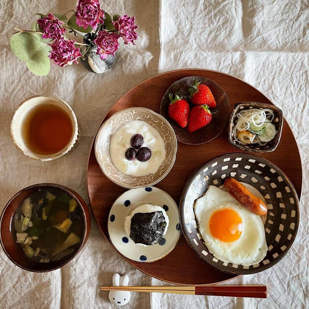 ecruのインスタグラム：「2021/01/28 (thu) おはようございます。 朝ごはんは、ほぼ毎日パン🥐🥖🍞なのですが、今朝はパンがなかったのでご飯に。 お味噌汁は、手抜きでフリーズドライのもの。 以前フォロワーさんがおススメされていたアマノフーズの減塩のものなのですが、最近のお気に入り♪ 減塩でも美味しいです。 フリーズドライ、すごいね！ ちなみに、茄子🍆のお味噌汁。 ・ #gon_food #朝ごはん #朝食 #food #foodpic #foodphoto  #instafood #instagood #yummy #love #japan #japanesefood #thankyou #おにぎり #onthetable #日々 #暮らし #お味噌汁#goodmorning #アマノフーズ #減塩 #フリーズドライ #ミッフィー #うつわ #やちむん」