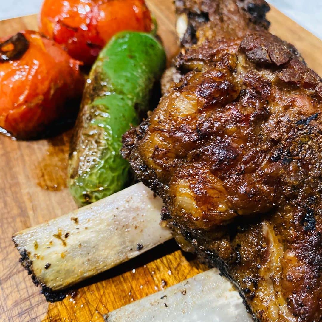 ケリスのインスタグラム：「Slow roasted short rib and blistered tomatoes and jalapeño. Raspberry infused smoked cracked black pepper. Bountyandfull.com it's a lifestyle」