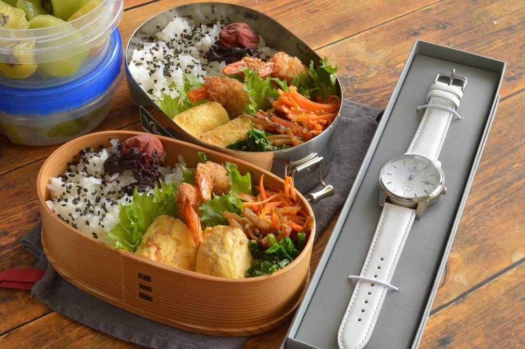 yukiyoのインスタグラム：「2021.1.28* ・ 今日のお弁当 ・ ごま塩梅干しご飯 甘い出汁巻 エビフライ ほうれん草ごま和え きんぴらごぼう 人参ごま炒め キウイとスープ付き ・ ・ ・ ちょっとPRです。 一緒に写るのは lobor様 （ @loborjapan )さんの時計 ・ 最近少し春めいていたので 爽やかなイメージの白い時計を。 気分があがるわ〜 ・ でも冬は終わりかな？ ちょっと寂しい気もするようなしないような。 ・ クーポンコード 【quiesau50】 使用で10パーセントオフになります。 よかったら使ってください。 (クーポン使用期限は2022.1.20まで) ・ ・ #lobor #ロバー #腕時計 #時計 #手元倶楽部 #プレゼント #ペアウォッチ ・ #お弁当 #obento #bento #lunch #lunchbox #onthetable #japanesefood #暮らし #曲げわっぱ #lin_stagrammer #ロカリ #おうちごはんLover #マカロニメイト #IGersJP #フーディーテーブル」