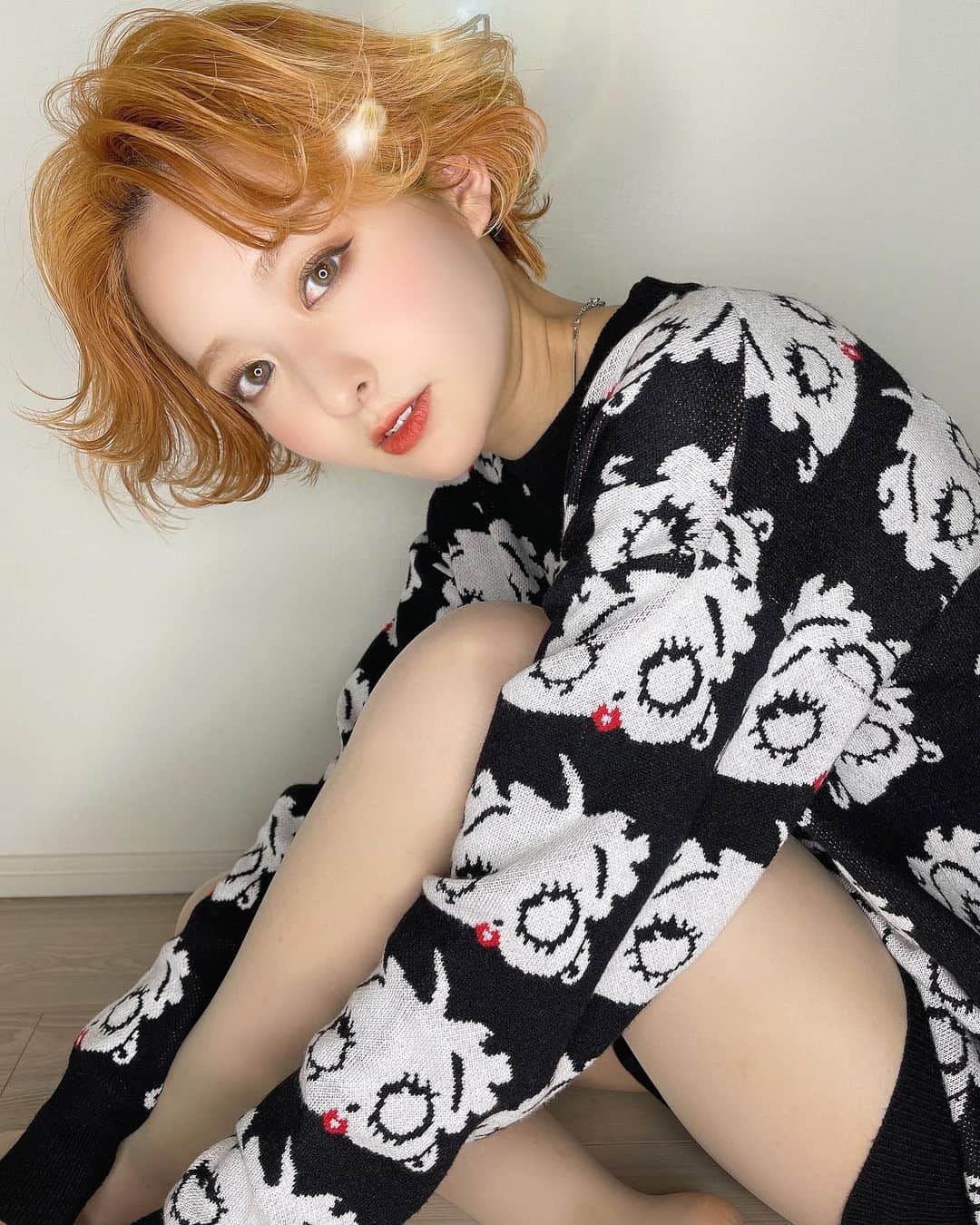 堀井大輔のインスタグラム：「・ ・ ようやく撮影できた♡ ・ なかなかのおてんば娘だった👧🏼笑 ・ 2月の撮影もよろしくお願いします🙌 ・ 向かって左側、外ハネ 右側、内巻き バランスみながら作ってます✨ ・ ・ 𝑚𝑜𝑑𝑒𝑙 @yuri_99115  ℎ𝑎𝑖𝑟/𝑝ℎ𝑜𝑡𝑜 @daisuke_5511  ・ ・  #クラウンヘアー #天白区 #名古屋 #栄 #名駅 #美容師求人 #かわいい #ファッション #冬コーデ #コテ巻き #雑誌風 #作品撮り #ボブ #外国人風カラー #サロンモデル #サロモ #インスタ映え #フォトジェニック #巻き髪 #ヘアメイク #透明感カラー #アディクシーカラー #波巻き #イルミナカラー #美容師 #ホリーマジック #ヘアアレンジ #大人かわいい #グレージュ」