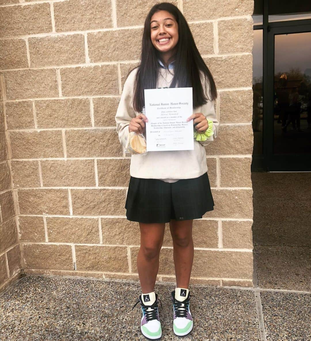 ティム・ハワードのインスタグラム：「NATIONAL JUNIOR HONOR SOCIETY❗️ Let’s go baby girl! #LuckyDad #JsOnHerFeet」