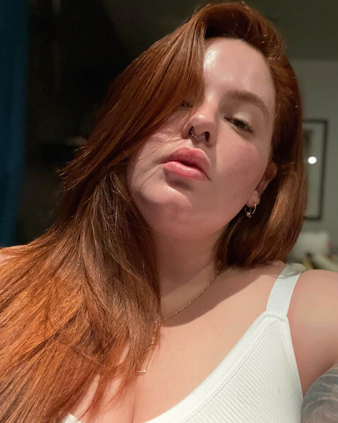 テス・ホリデーのインスタグラム：「My number one skincare tip: Divorce 😅 / cutting off toxic relationships✨」