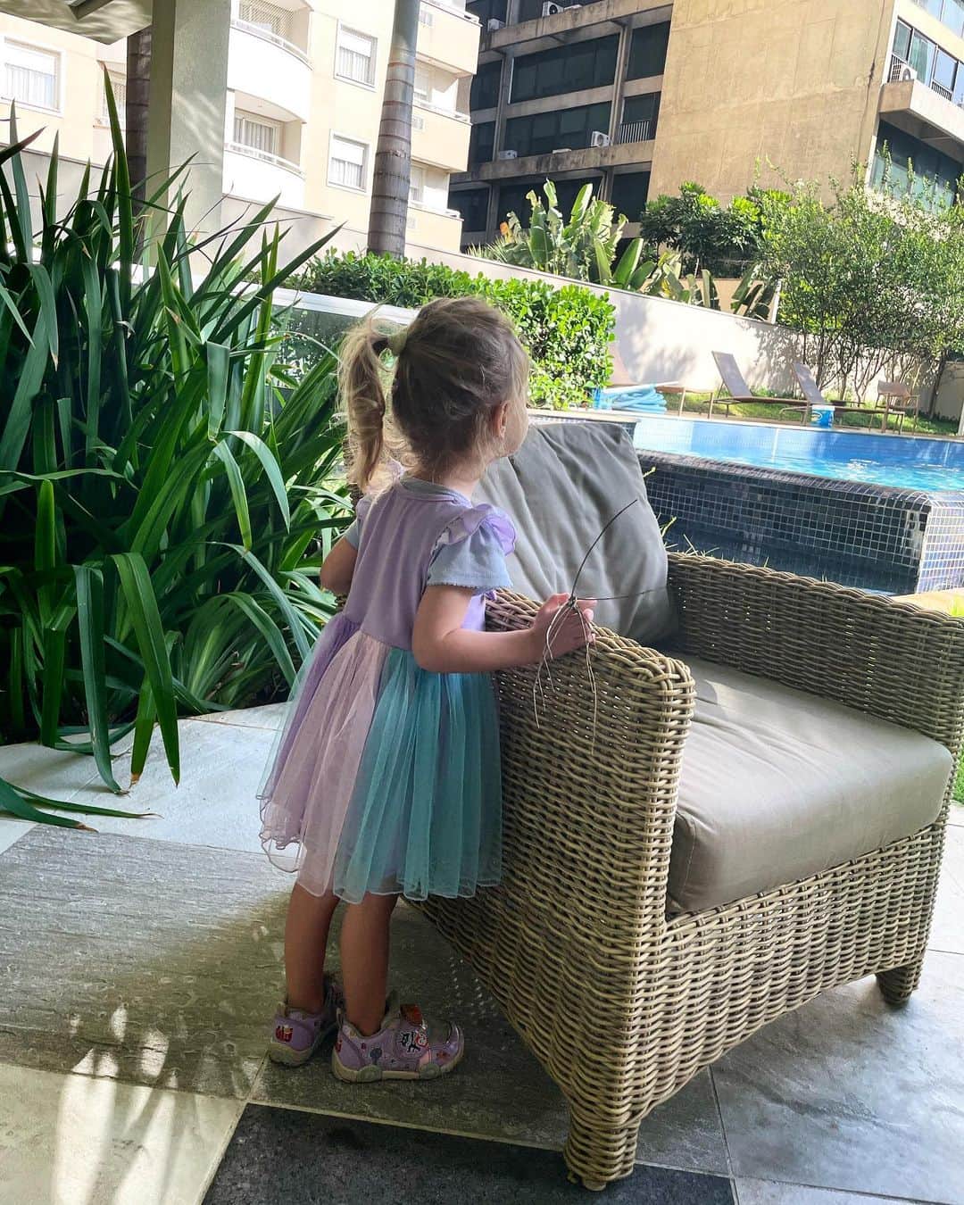 太田エイミーのインスタグラム：「Today I had a bit of a scare with kitty. After her nap she woke up with horrible rashes all over her face, arms and legs. In a panic I called a pediatrician recommended by a friend and after explaining the symptoms he told me exactly what to do. Luckily there is a pharmacy just next door. After a few hours the rashes disappeared. I wonder what it could’ve been. I gave her some udon at lunch, maybe the broth or the noodles? Maybe the new sunscreen I had on? Or a reaction to an insect bite? All ok now, but planning on going for an allergy checkup to avoid future episodes.」
