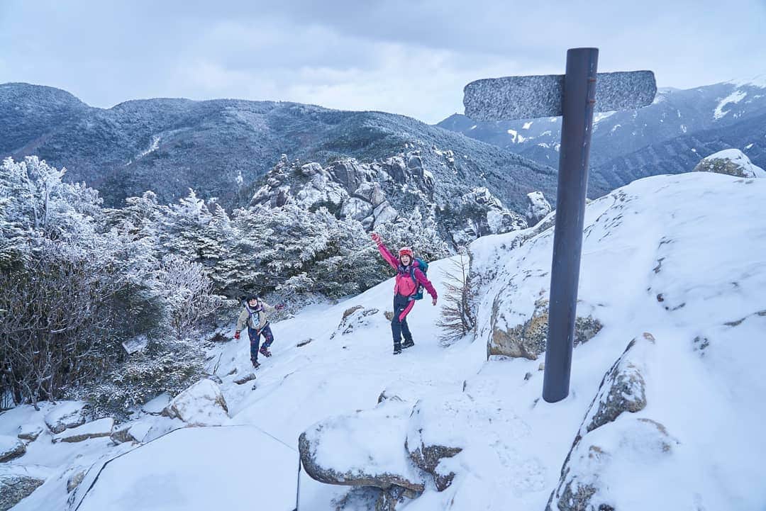 桜花のインスタグラム：「おはようございマウンテン🗻🍀  本日もナイスな１日にいたしましょ✨  昨年訪れた瑞牆山🗻🗻🗻🌷  ゴツゴツした岩が神秘的でした🍀桃太郎岩の大きさにも驚きでした🌷  夏にも行きたいな✨富士見平小屋か、テント泊をして、金峰山も✨  #おはよう  #おはようございます #瑞牆山 #金峰山 #山登り」