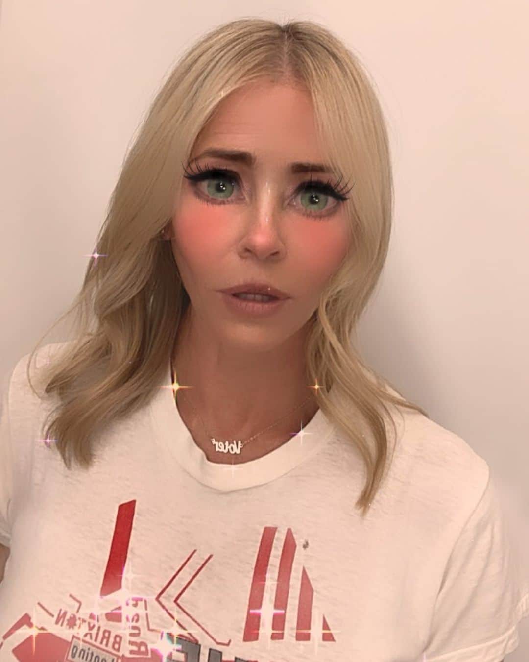 チェルシー・ハンドラーのインスタグラム：「I tried an Instagram filter and I can’t believe what I’m seeing. Nipples aren’t cool but this shit is?」