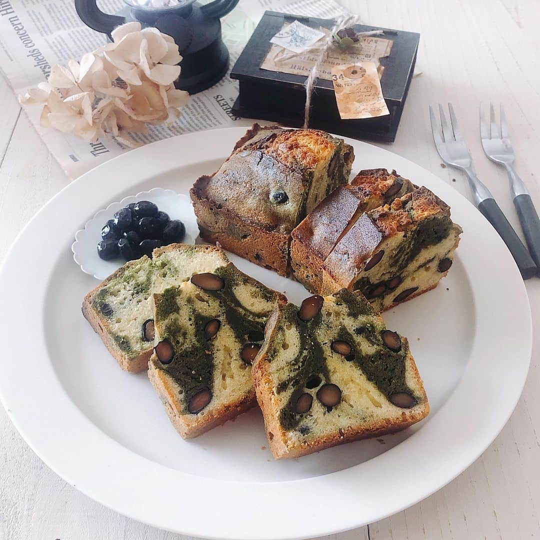 ai ˖◛⁺⑅♡のインスタグラム：「2020.1.28 ・ Bake green tea pound cake 抹茶マーブルパウンドケーキ ・ 抹茶のケーキが食べたいなぁと 思ってたときにみつけた #ムラヨシマサユキ さんのレシピ ・ 黒豆の断面も好き♡ これは作るしかない！ ということで… ・ 黒豆の甘煮には 「フジッコ　おまめさんシリーズ」 北海道産黒豆を使わせていただきました ・ オーブンからの香りに負けて 焼きたてもついつい食べちゃうけど バターケーキがおいしいのは やっぱり2日目(´◡͐`) ・ ・ #おまめさんアンバサダー#おまめさん#おうちごはんキャンペーン#おうちカフェ#tomiz#wp_deli_japan#igersjp#フーディーテーブル#手作りおやつ#キッチングラム#homemade#sweets#locari#cotta#おうちごはんlover#macaroni#手作りスイーツ#foodpics#foodporn#パウンドケーキ#マーブルケーキ#抹茶ケーキ#抹茶パウンド#バターケーキ#イイホシユミコ」