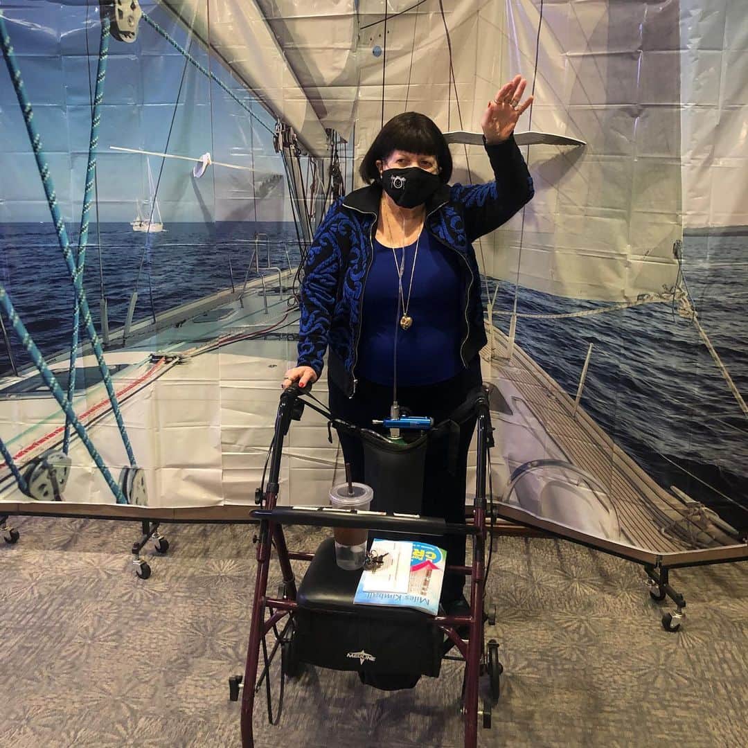 ボビー・ブラウンのインスタグラム：「Had to share this. My mom lives in an assisted living facility outside Chicago. Someone brilliantly created a mural depicting the residence being on a luxury cruise. Thank you #sedgebrook」