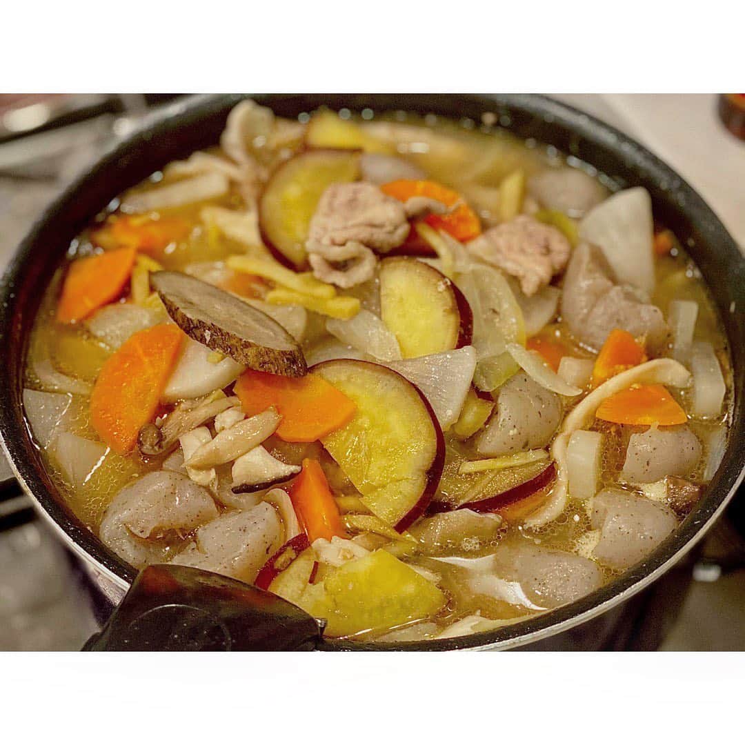 のインスタグラム：「Cooking🥢 いつも美味しそうなレシピ沢山の @ouchigohan_ojisan の豚汁。 サツマイモがポイント🍠 作りすぎたけどw最高に美味しい。  #奈沙ごはん  #cooking #misosoup #soup #vegetables #japanesefood #foodie #foodporn #instafood #foodpic #foodgasm #foodstagram #sweetpotato  #料理 #手料理 #豚汁 #激ウマ #味噌汁 #根菜 #野菜 #激ウマレシピ #サツマイモ #シルクスイート #おうちごはん」