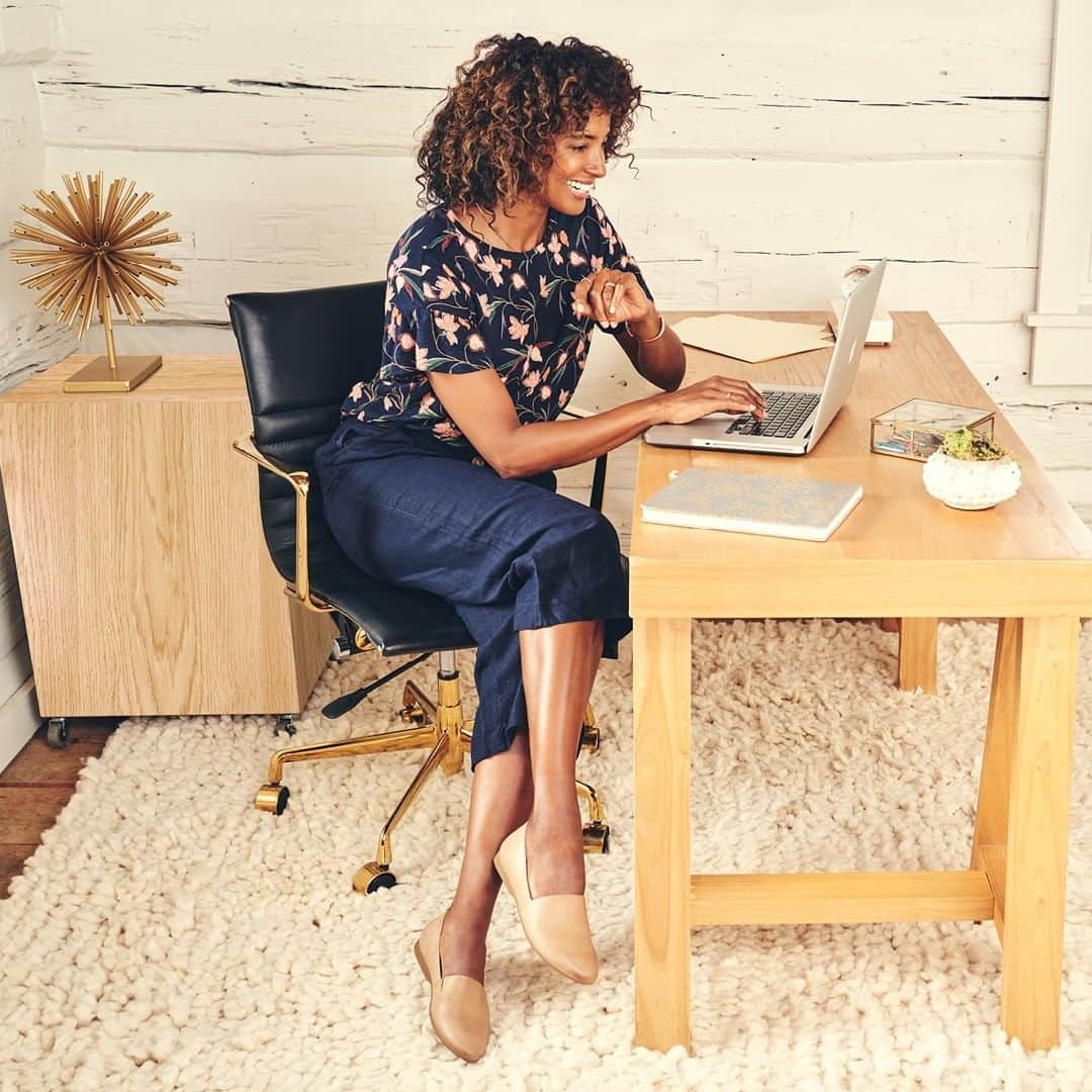 ダンスコのインスタグラム：「Give us a heart if you love working from home. Leave a comment if you miss the office.」