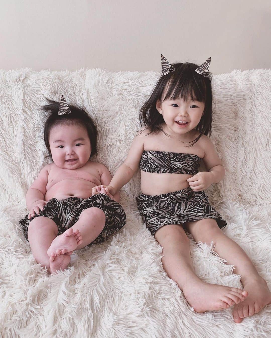 さっぴちゃんのインスタグラム：「... . もうすぐ節分なので、 今年は手作り衣装で子ども達の記念写真🐅ˎˊ˗ . ちゃっかりおてて繋いでるꪔ̤̮ꪔ̤̮ꪔ̤̮ . 初めて着たチューブトップが 嫌だったみたいですぐ脱いでいた👧🏼ごめんね𓂃 . 黄色と黒のタイガー柄と少し違う 生地で作りたくて、茶系の生地を買ったら あかりが子ギャルすぎた👧🏼෴ . がっくんはもう、体型がおじさんすぎる👶🏼♡♡ . 普通の時と笑った時の目尻の感じがそっくり👧🏼👶🏼 . . ………………………………(♡)……………………………… .」