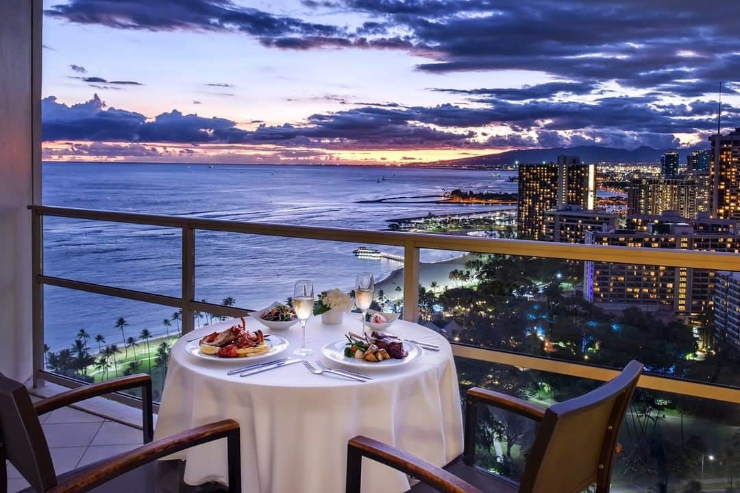 Trump Waikikiさんのインスタグラム写真 - (Trump WaikikiInstagram)「The ultimate Indulgence, for two! Explore our Waikiki Romance package for a sunset filled getaway with us in the heart of Oahu.」1月28日 9時31分 - trumpwaikiki